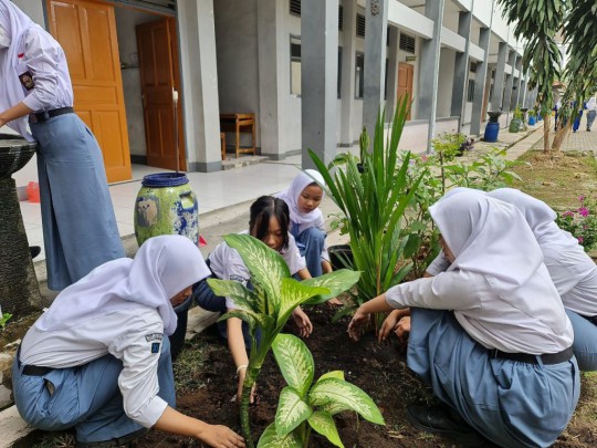 Kegiatan Penanaman Pohon Bersama Siswa SMK Kehutanan
